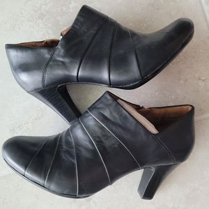 Clark Atisian black boot with zipper and comfort arch support footbeds. Size 10